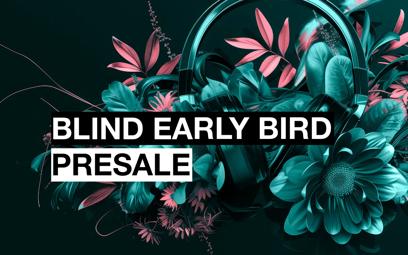 Der Schriftzug BLIND EARLY BIRD PRESALE über wunderschönen blau-pinken Blumen. Dahinter ein Kopfhörer.